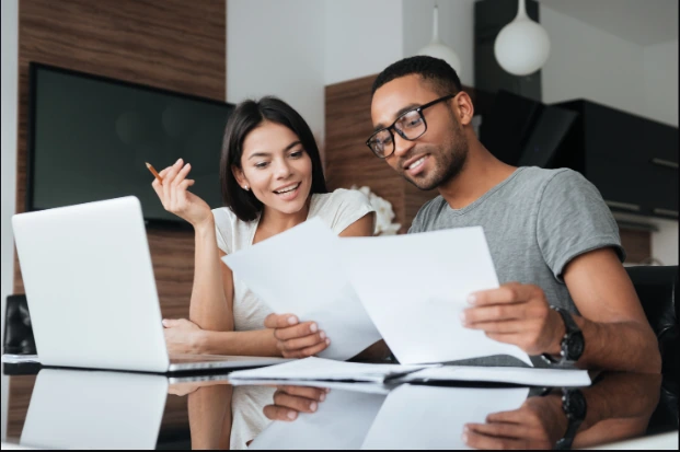 Casal analisando suas finanças